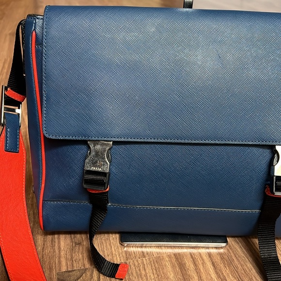 A188 - ๐ฏ % authentic Prada messenger crossbody bag - Picture 6 of 16